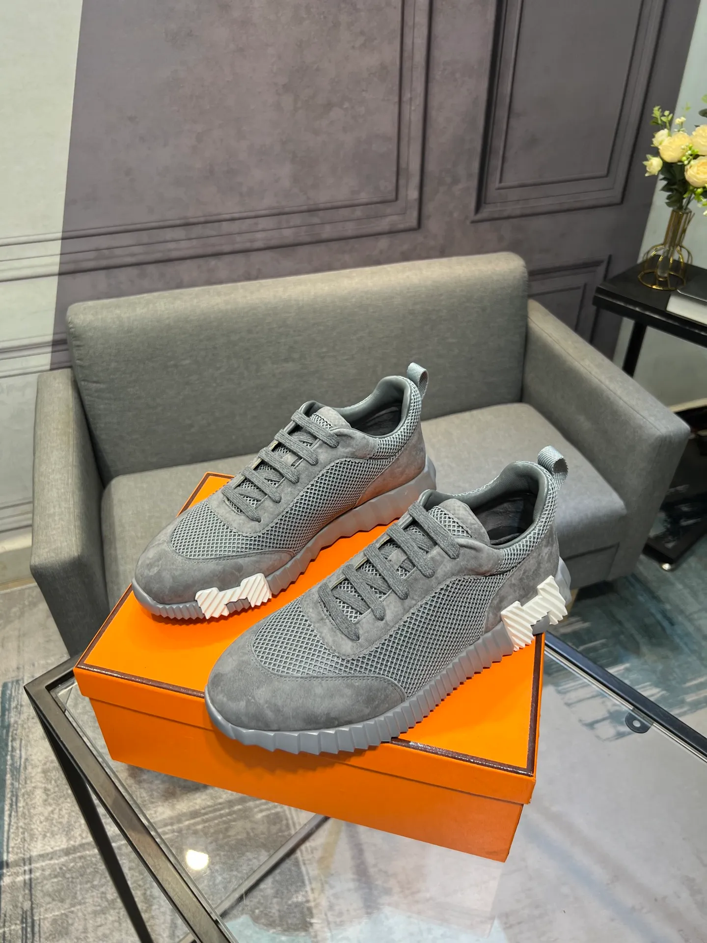 Men's shoes 💰660 Exclusive real shot (top version) Hermes new autumn and winter sports shoes. One of the most comfortable shoes from Hermes. Very light on the feet and good-looking. You will not be tired even if you go shopping. The overall suede feels very good. It is very beautiful and versatile. Very light and comfortable. Fabric: Imported high mercerized sheep/original single rain velvet. Lining: Imported silk sheepskin for the lining insole. Outsole: Seamless combination of IP+TPU (multi-color letters) German technology irradiation machine Size: Male 39-46 (Male 38 45 46 customized) Top quality, simultaneous full set of packaging